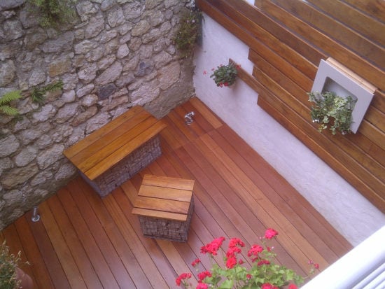 Nature Bois Concept – Le mobilier de jardin vient habiller les murs de cette petite terrasse pour donner une impression de profondeur 